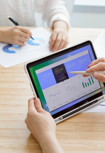Person holding a tablet and having a meeting